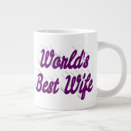 Vrouw met paarse halve tekst reuzen koffiemok grote koffiekop