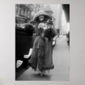 Vrouw met Pekingese, begin jaren 1900 Poster (Voorkant)