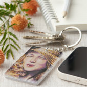 Vrouw met pet sleutelhanger (Voorkant Rechts)