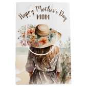 Vrouw met Pet van strand Medium Cadeauzakje (Voorkant)