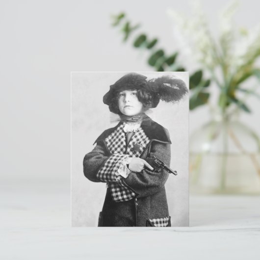 Vrouw met Pistol, 1910 Briefkaart (Staand voorkant)
