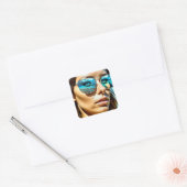  vrouw met reflectie van strandzonnebril vierkante sticker (Envelop)