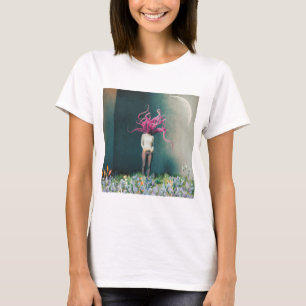Vrouw met Roze Flamingohaar in een Dromerige T-shirt