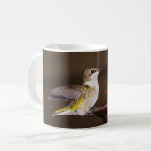 Vrouw met ruby-troebele Hummingbird Koffee Mok (Voorkant links)