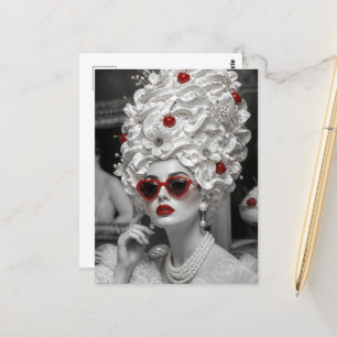 Vrouw met slagroom bloemen en kersen haar briefkaart