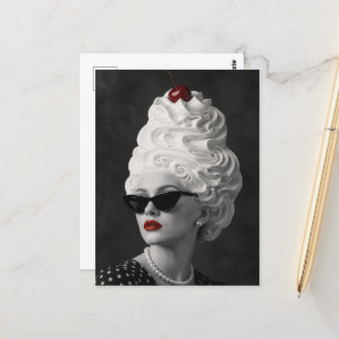 Vrouw met slagroom en een kers haar briefkaart