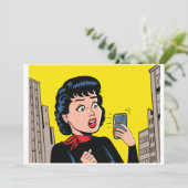 Vrouw met telefoonuitnodigingen kaart (Staand voorkant)