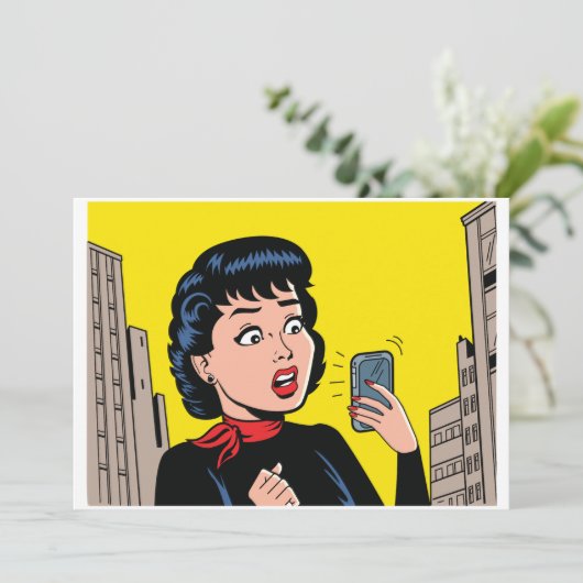 Vrouw met telefoonuitnodigingen kaart (Staand voorkant)