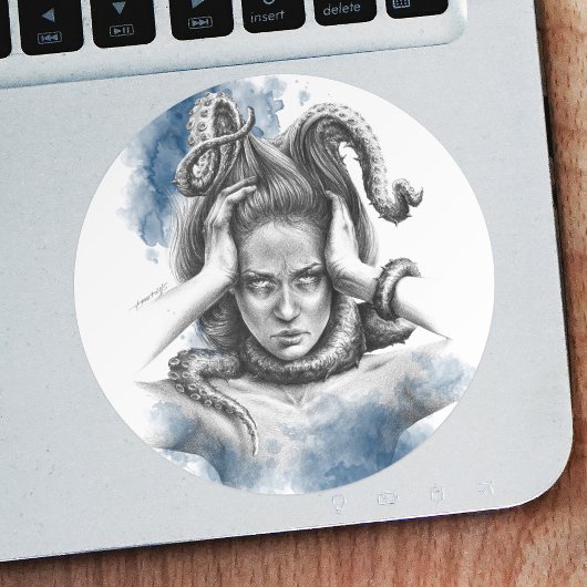 Vrouw met tentakels in surrealistische haarfantasi ronde sticker