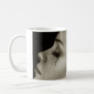 Vrouw met tranen koffiemok