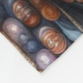 Vrouw met uitgebreide tribal-geïnspireerde versier fleece deken (Hoek)