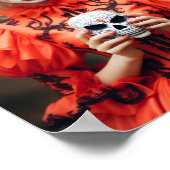 Vrouw met vampier makeover met een witte schedel poster (Hoek)