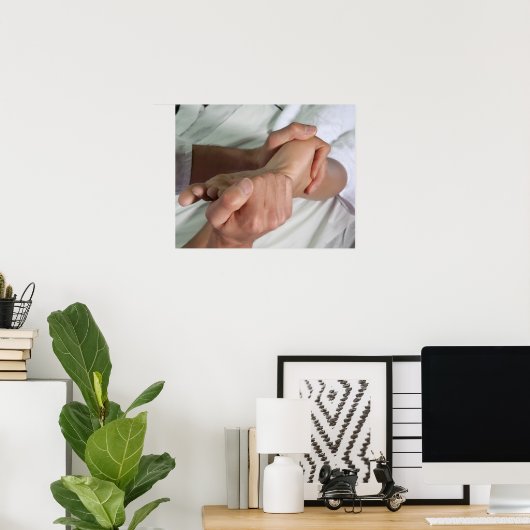 Vrouw met voetmassage 2 poster (Thuiskantoor)