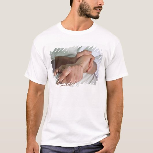 Vrouw met voetmassage 2 t-shirt (Voorkant)