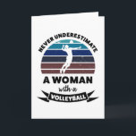 Vrouw met volleyball Funny Gift Wife Kaart<br><div class="desc">Onderschat nooit een vrouw met een volleybal. Grappig geschenk ideaal voor vrouwen die van buitensport houden. Het wordt kerstcadeau, verjaardagsgeschenk of moederdag voor je vrouw of verloofde.</div>
