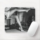 Vrouw met vuurhaard B&W Muismat (Met muis)