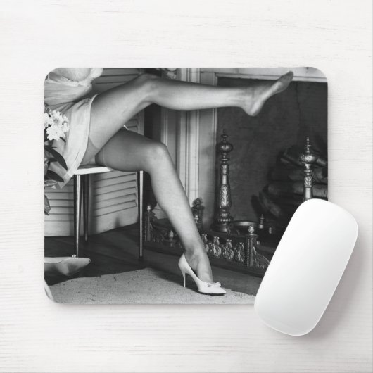 Vrouw met vuurhaard B&W Muismat (Met muis)