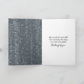 Vrouw met warme koffiekop onder een rode paraplu kaart (Binnen)