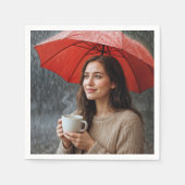 Vrouw met warme koffiekop onder een rode paraplu servet (Voorkant)