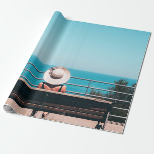 Vrouw met wit strow pet op een bank cadeaupapier