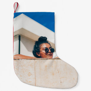 Vrouw met zwarte zonnebril kleine kerstsok