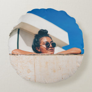 Vrouw met zwarte zonnebril rond kussen