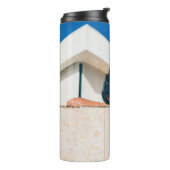 Vrouw met zwarte zonnebril thermosbeker (Gedraaid links)