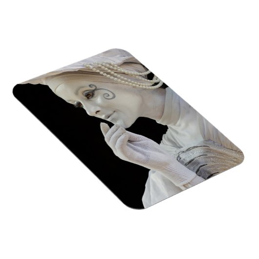 Vrouw mime dat op de hoek van de straat presteert magneet (Rechterzijde)