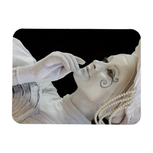 Vrouw mime dat op de hoek van de straat presteert magneet (Horizontaal)