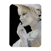 Vrouw mime dat op de hoek van de straat presteert magneet (Verticaal)