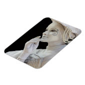 Vrouw mime dat op de hoek van de straat presteert magneet (Linkerzijde)