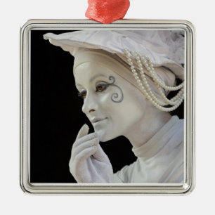 Vrouw mime dat op de hoek van de straat presteert metalen ornament