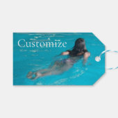 Vrouw model zwemmen Thunder_Cove Cadeaulabel (Voorkant (Horizontaal))