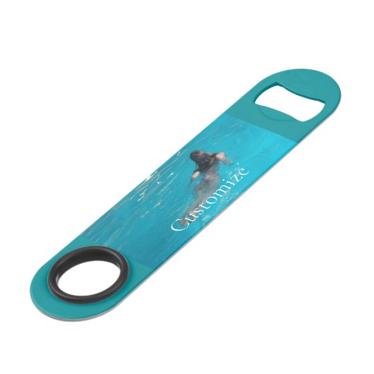 Vrouw model zwemmen Thunder_Cove Speed Flessenopener (Voorkant Gekanteld)