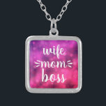 Vrouw Moeder Boss Babe Bold Script Typografie Hot  Zilver Vergulden Ketting<br><div class="desc">"Echtgenote. Mam. Baas." Je weet dat ze het huishouden runt en iedereen in de rij houdt. Geef haar dit kleurrijke, sassy charme ketting zodat ze het met trots kan draag. Met gewaagd, wit handschrift manuscript op een paarse roze bokeh achtergrond, zal dit leuke ketting een sterke verklaring maken waar zij...</div>