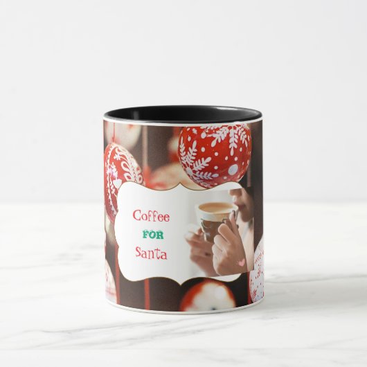 Vrouw nipt koffie met kerstballen mok (Midden)