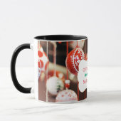 Vrouw nipt koffie met kerstballen mok (Links)