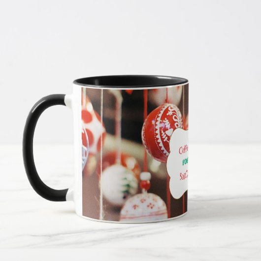 Vrouw nipt koffie met kerstballen mok (Links)