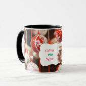 Vrouw nipt koffie met kerstballen mok (Voorkant links)