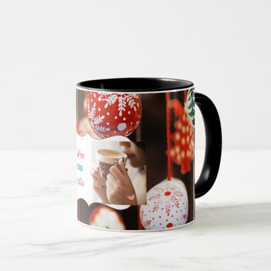 Vrouw nipt koffie met kerstballen mok (Voorkant rechts)