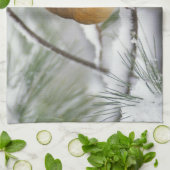 Vrouw noordelijke Kardinaal in snowy-pijnboom, Theedoek (Gevouwen)