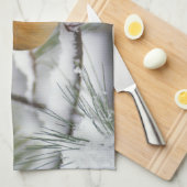 Vrouw noordelijke Kardinaal in snowy-pijnboom, Theedoek (Quarter Fold)