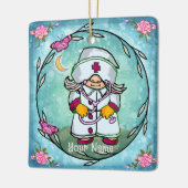 Vrouw Nurse Gnome Keramisch Ornament (Links)