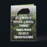 Vrouw- of mannencampagne met voorbijgaande Kaart<br><div class="desc">Voor vrouw- en mannelijke soldaten is het gebruikelijk dat ze parade-wenskaarten uitzenden,  met een militaire camouflage achtergrond,  de naam van de soldaten en een complimenterende sjabloon die gemakkelijk te personaliseren is.</div>