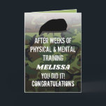 Vrouw- of mannencampagne met voorbijgaande Kaart<br><div class="desc">Voor vrouw- en mannelijke soldaten is het gebruikelijk dat ze parade-wenskaarten uitzenden,  met een militaire camouflage achtergrond,  de naam van de soldaten en een complimenterende sjabloon die gemakkelijk te personaliseren is.</div>