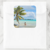 Vrouw onder een palmboom in de Pacifische sticker (Tas)
