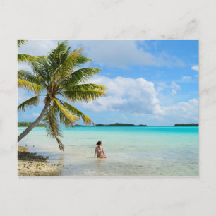 Vrouw onder een palmboom in het briefkaart van de