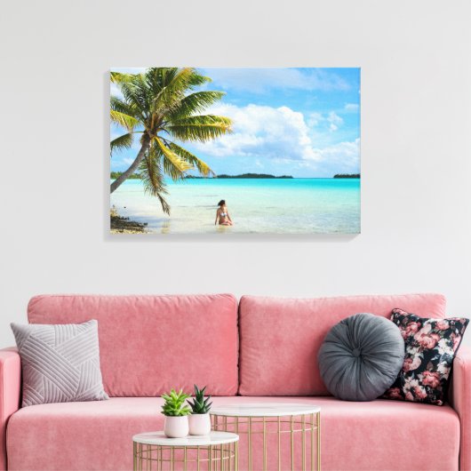 Vrouw onder een palmboom in het Pacifische canvas (Insitu (Woonkamer))