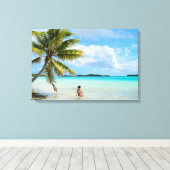 Vrouw onder een palmboom in het Pacifische canvas Afdruk (Insitu (Houten vloer))