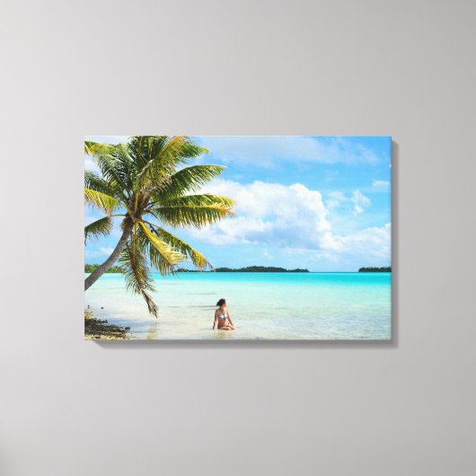 Vrouw onder een palmboom in het Pacifische canvas Afdruk (Voorkant)